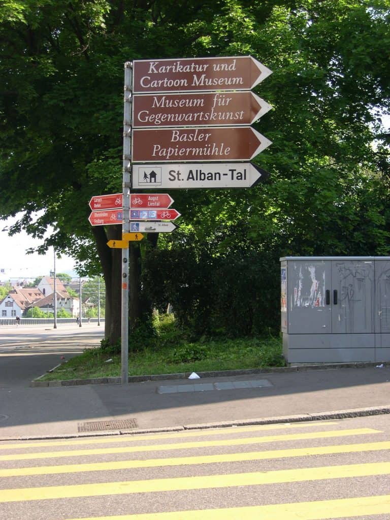 Image of signs giving directions to Basel Museums. Basel Museum-Wegweiser